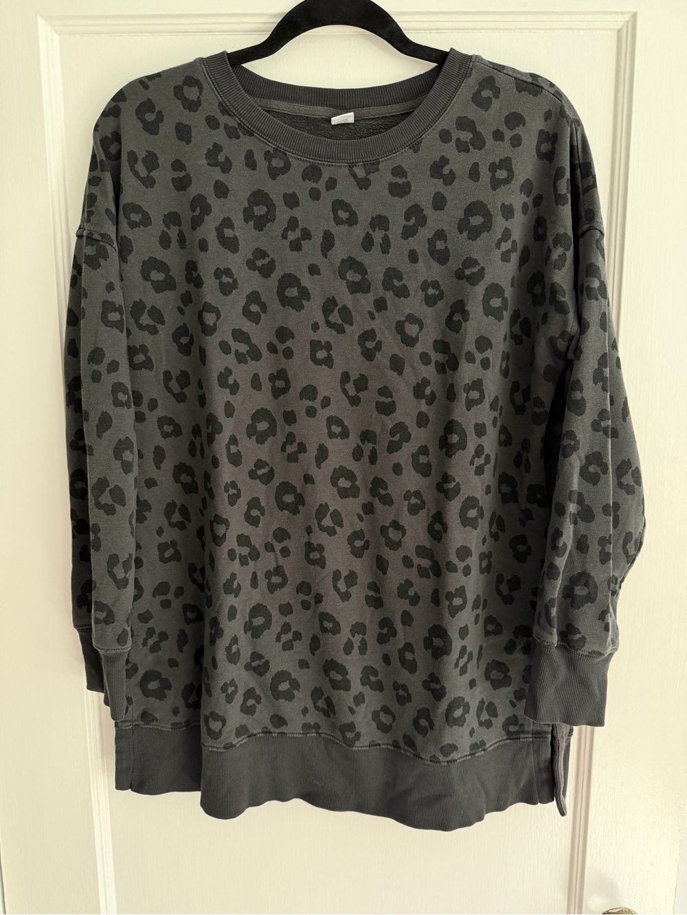 Old Navy Women’s Oversized Gray Leopard Print Crewneck Sweatshirt, Split Hem